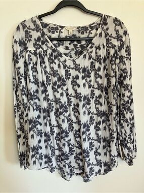 Sonoma Gray & White Floral V-Neck Long Sleeve Top